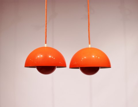 Et par Flowerpot, model VP1, pendler i orange designet af Verner Panton i 1968 
og fremstillet i 1970erne.
5000m2 udstilling.