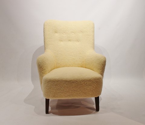 Easy chair upholstered with sheep wool and legs of mahogany from the 1940s.
5000m2 showroom.