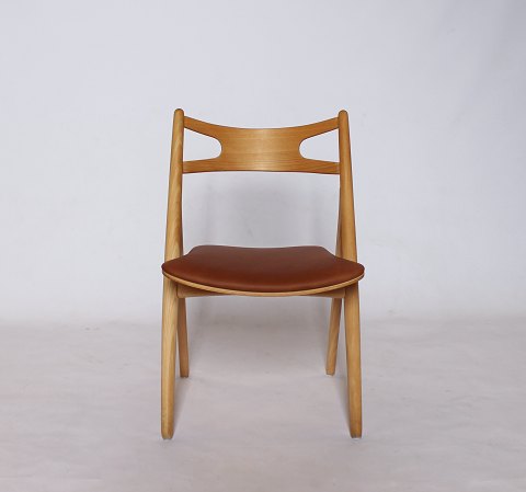 En Savbuk stol, model CH29, designet af Hans J. Wegner i 1952 og fremstillet af 
Carl Hansen & Søn i 1970erne.
5000m2 udstilling.