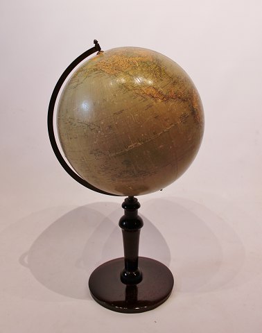 Antik globus med stel af poleret træ og messing fra 1940erne.
5000m2 udstilling.