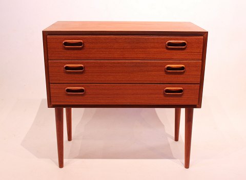 Small chest of drawers in teak of danish design from the 1960s.
5000m2 showroom.