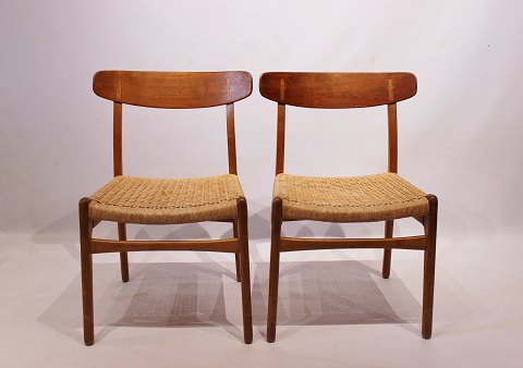 Et par spisestuestole, model CH23, af eg, ryg af teak og sæde af papirflet, af 
Hans J. Wegner, 1960erne.
5000m2 udstilling.