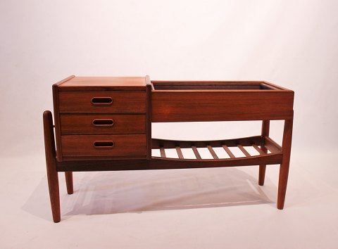 Small sideboard of teak designed by Arne Vodder from the 1960s.
5000m2 showroom.