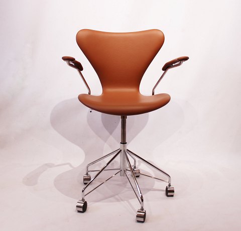 Syver kontorstol, model 3217 i cognac klassisk læder af Arne Jacobsen og Fritz Hansen.