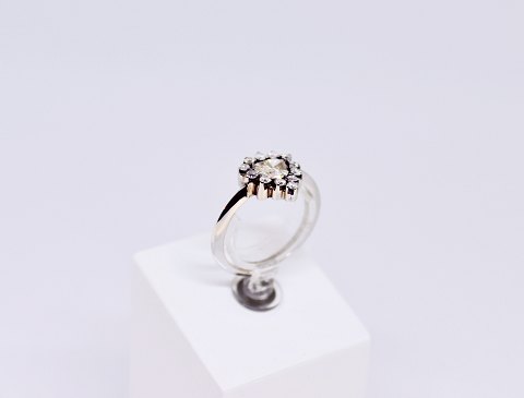 Ring of 14 ct. white gold decorated with 13 diamonds of 1,08 carats.Ringstr.59
5000m2 showroom.