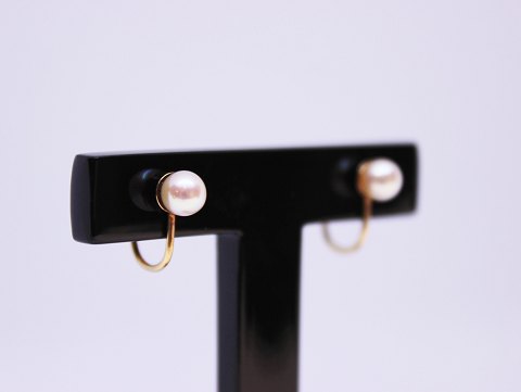 A pair of earrings with screw lock of 14 ct. gold and cultured pearls, stamped 
CB.
5000m2 showroom.
