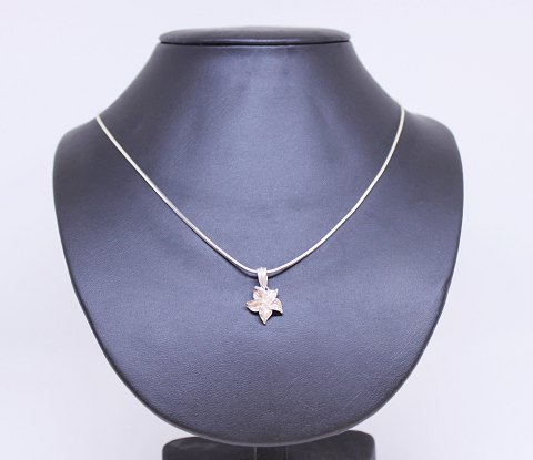 Necklace with flower pendant of 925 sterling silver.
5000m2 showroom.