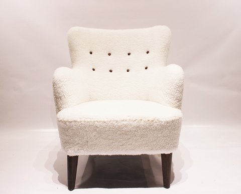 Lounge chair upholstered with white wool fabric, danish design, 1930s.
5000m2 showroom.