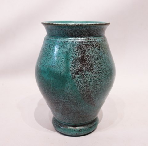 Keramik vase i turkise farver signeret HAK af Herman A. Kähler.
5000m2 showroom.
