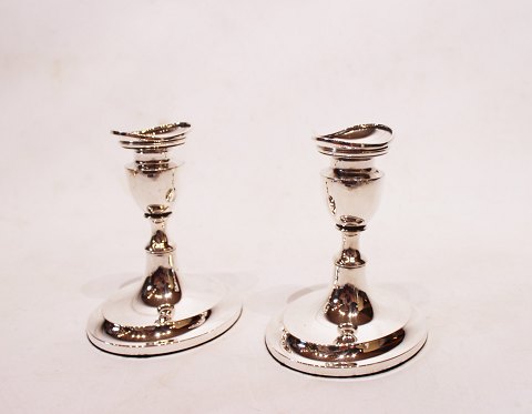 A pair of candlesticks of hallmarked silver, in great vintage condition.
5000m2 showroom.
