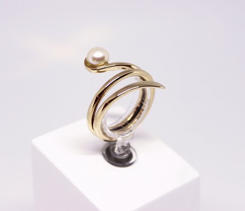 Ring of 14 ct. gold decorated with a cultured pearl and stamped PD.
5000m2 showroom.