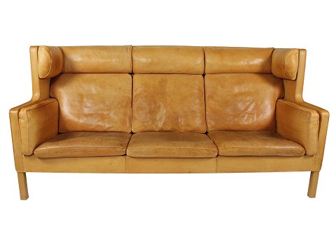 Trepersoners sofa, model Kupe, af Børge Mogensen og polstret med lys cognac 
farvet læder.
5000m2 udstilling.