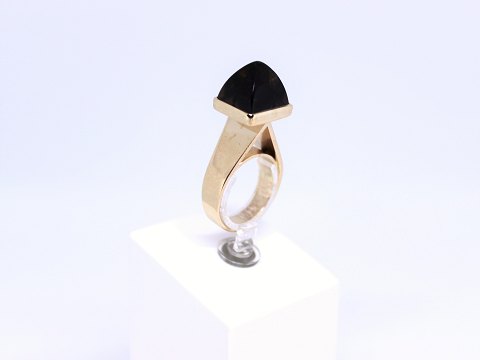 Ring of 14 carat gold and decorated with Topaz.
5000m2 showroom.