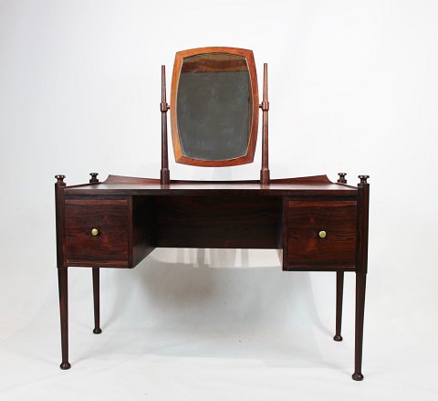 Dressing table in rosewood of danish design from the 1960s.
5000m2 showroom.