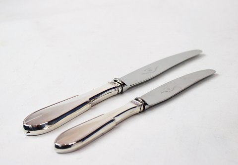 Middagskniv og frokostkniv i arvesølv nr. 1 af Hans Hansen.5000m2 udstilling.