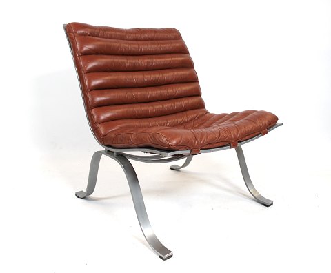 Hvilestol, model Ariet, af rødt læder og stål stel af Arne Norell og Norell 
Møbler AB.
5000m2 udstilling