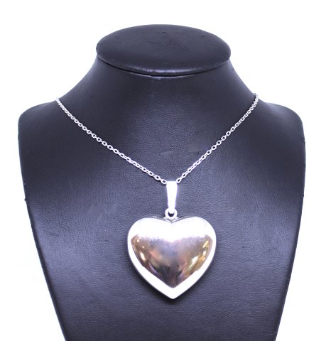 Necklace of 835 silver and heart shaped pendant of 925 sterling silver stamped 
H.S.
5000m2 showroom.