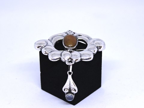 Brooch of 826 silver decorated with karneol and stamped KGJ.
5000m2 showroom.