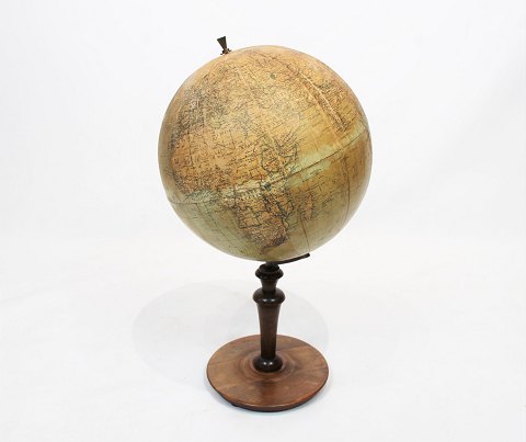 Antik globus med stel af poleret træ og messing fra 1940erne.
5000m2 udstilling.