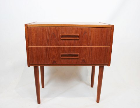 Small chest of drawers in teak of danish design from the 1960s.
5000m2 showroom.