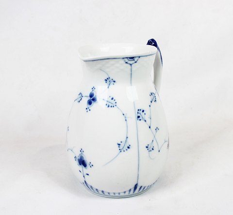 B&G blue fluted water jug, no.: 83.
5000m2 showroom.