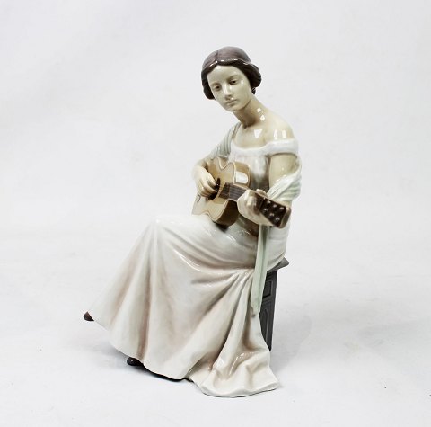 Porcelænsfigur, kvinde med guitar, nr.: 1684, af B&G.
5000m2 udstilling.