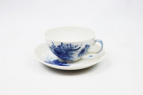Tea cup and saucer, no.: 1551, in Blue Flower by Royal Copenhagen.
5000m2 showroom.