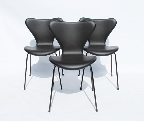 Sæt af tre syver stole, model 3107, af Arne Jacobsen og Fritz Hansen i 2016. 5000m2 udstilling.