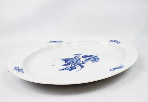 Large ovale dish, no.: 41 x 33, in Blue Flower by Royal Copenhagen.
5000m2 showroom.
