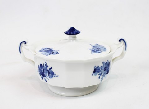 Sugar bowl, no.: 8563, in Blue Flower by Royal Copenhagen.
5000m2 showroom.