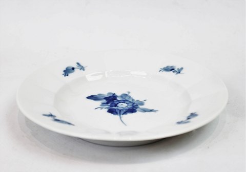 Cake plate, no.: 8518, in Blue Flower by Royal Copenhagen.
5000m2 showroom.
