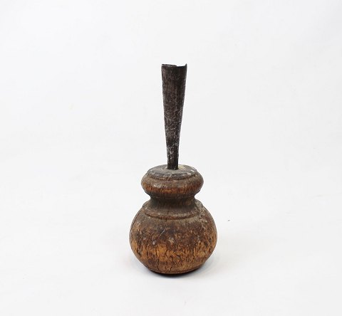 Swedish candlestick of wood and metal from around the 1780s.
5000m2 showroom.