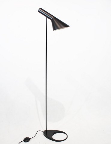 Sort gulvlampe designet af Arne Jacobsen i 1957 og fremstillet af Louis Poulsen. 5000m2 udstilling.