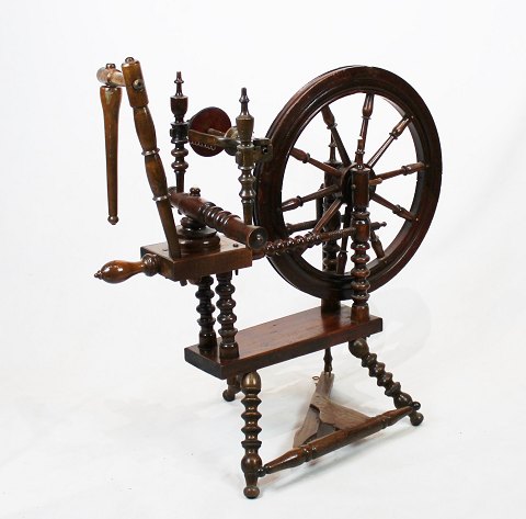 Antique spinning wheel of polished wood from around the year 1880.
5000m2 showroom.