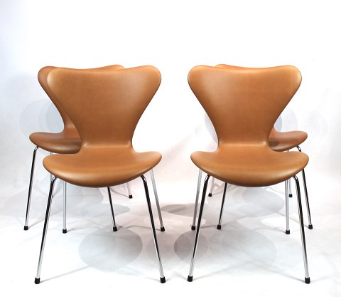 Et sæt af 4 Syver stole, model 3107, designet af Arne Jacobsen og fremstillet hos Fritz Hansen. 5000m2 showroom.
