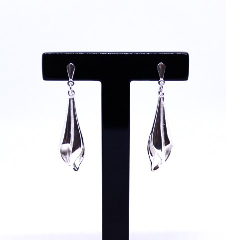 A pair of earrings of 925 sterling silver.
5000m2 showroom.