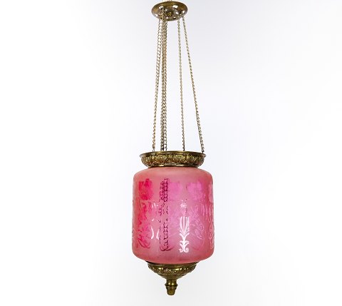 Antik Ampel med lyserødt opal glas med messing kant og ophæng, fra omkring år 
1860.
5000m2 udstilling.