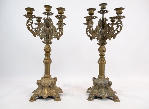 A pair of tall five-armed candlesticks in bronze from France around 1840.
5000m2 showroom.
