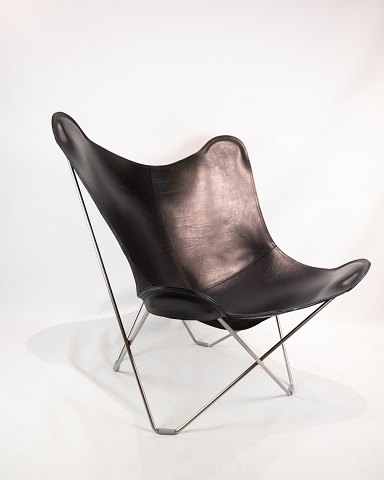 Butterfly easy chair, model Pampa Mariposa, of black elegance leather by Cuero 
Design.
5000m2 showroom.
