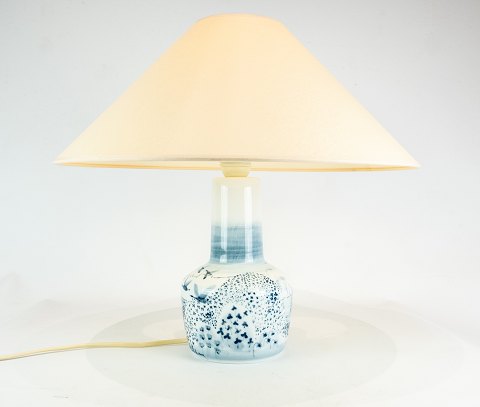 Bordlampe i blåmalet porcelæn af Bing og Grøndahl. 
5000m2 udstilling.