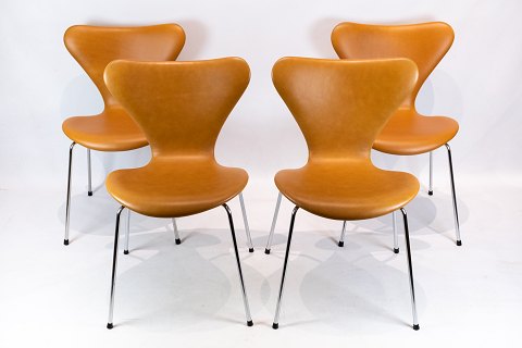 Et sæt af 4 Syver stole, model 3107, designet af Arne Jacobsen og fremstillet hos Fritz Hansen.5000m2 udstilling.Specifikationer