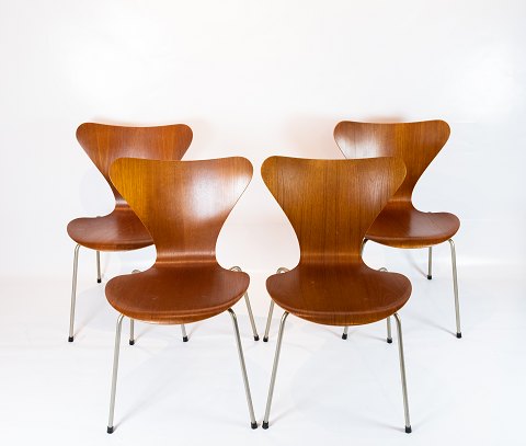 Sæt af fire Syver stole, model 3107, i teak designet af Arne Jacobsen og fremstillet af Fritz Hansen.5000m2 udstilling.