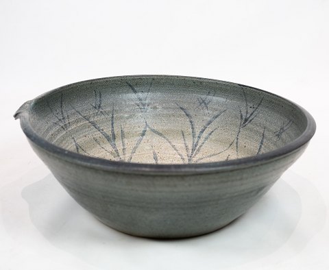 Large grey ceramic bowl decorated with pattern on the inside by Weiss.
5000m2 showroom.