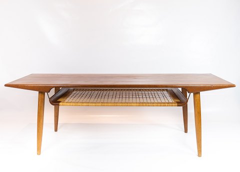 Coffee table in teak and paper cord shelf of danish design from the 1960s.
5000m2 showroom.