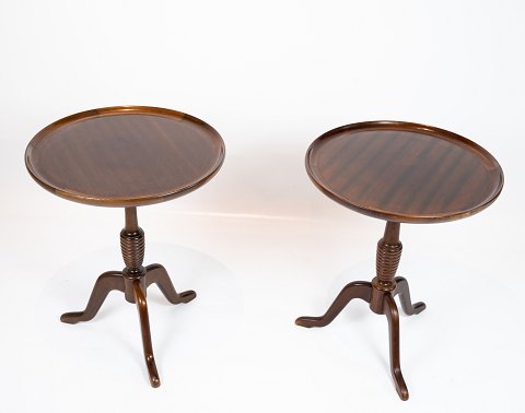 A pair of side tables in mahogany from the 1930s.
5000m2 showroom.