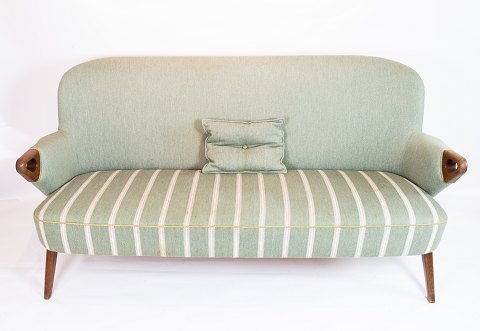 To personers sofa polstret med lysegrønt stribet stof med teak ben og arme af 
dansk design fra 1960erne.
5000m2 udstilling.