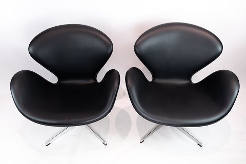 Et par Svane stole, model 3320, designet af Arne Jacobsen i 1958 og fremstillet af Fritz Hansen.5000m2 udstilling.