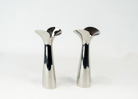 A pair of Bloom botanical candlesticks of stainless steel by Georg Jensen.
5000m2 showroom.