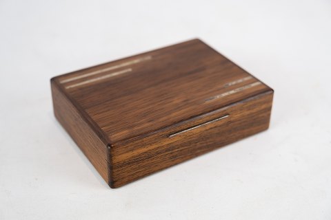 Box in simpel design of rosewood and inlaid metal from the 1960s.
5000m2 showroom.