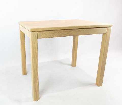 Side table in oak of danish design from the 1960s.
5000m2 showroom